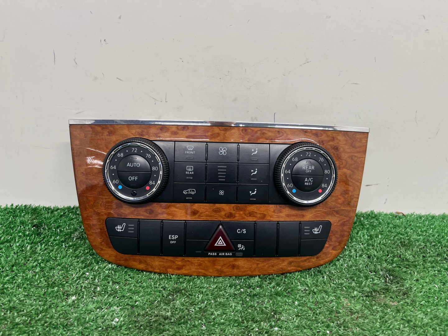 control panel air conditioning devices MERCEDES-BENZ R KLASA W251 A2518208089