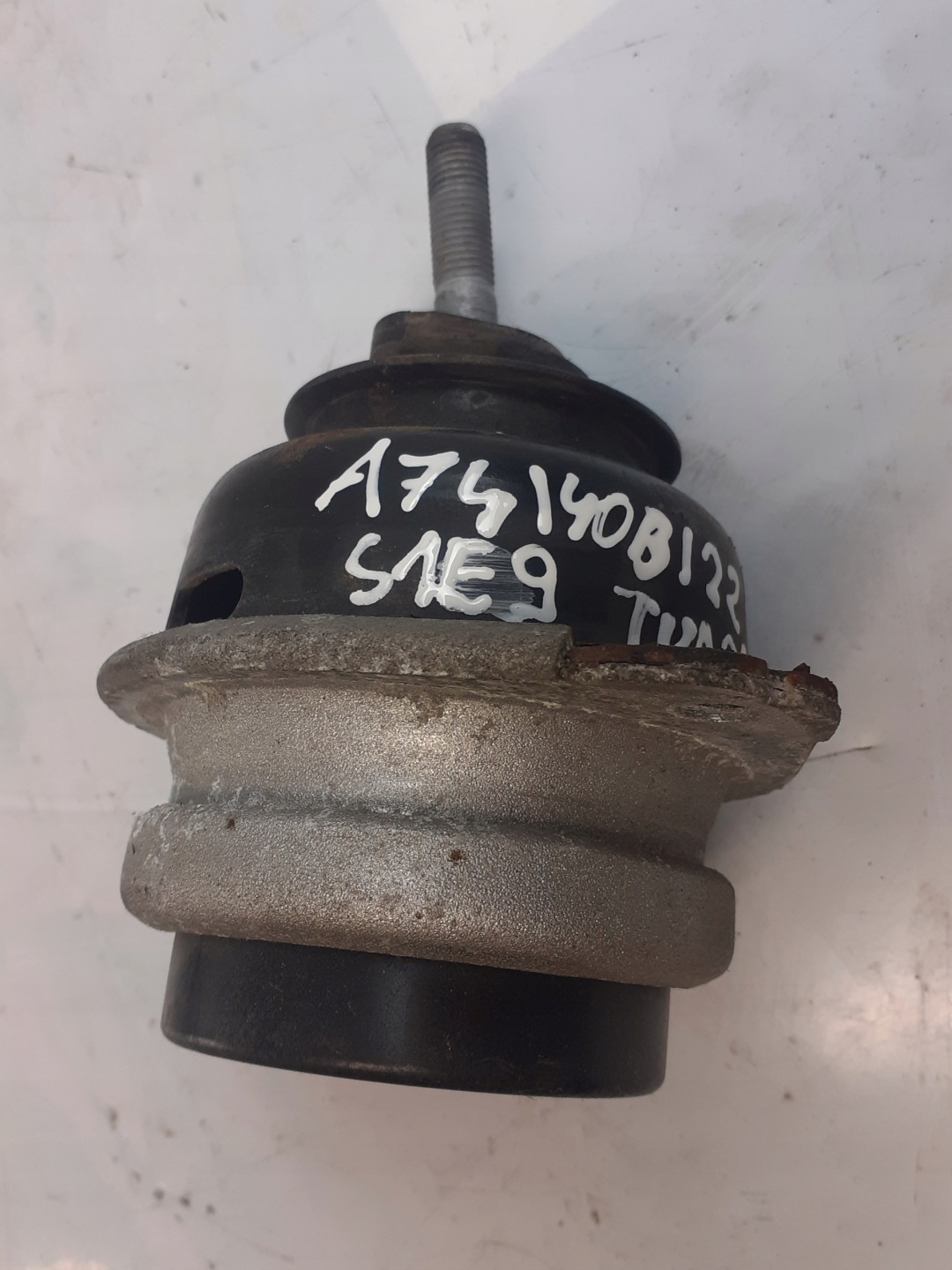 VW TOUAREG engine mount