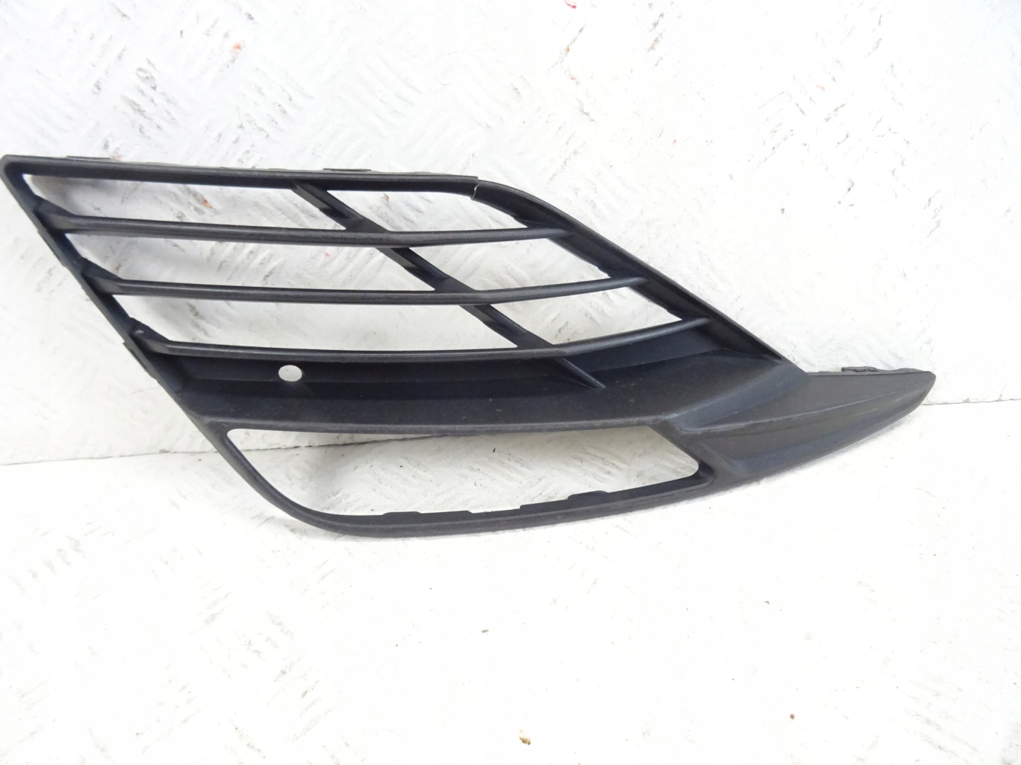 grid of a bumper front front left SEAT LEON III LIFT 5F0853665J