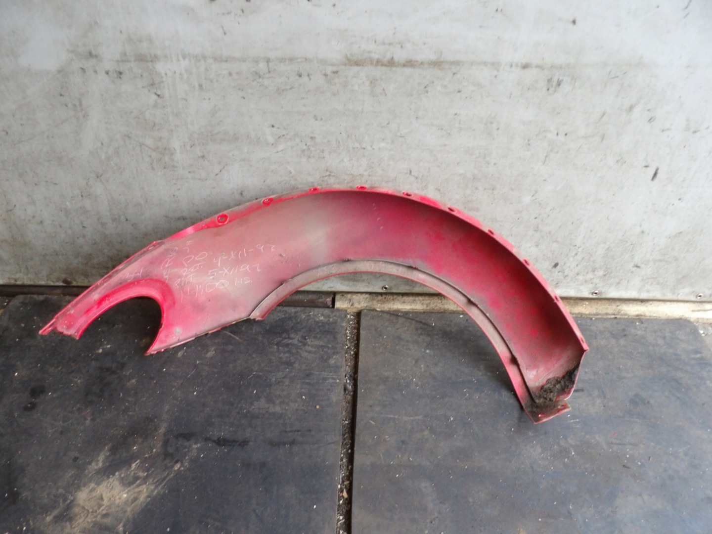Volkswagen New Beetle fender left rear part