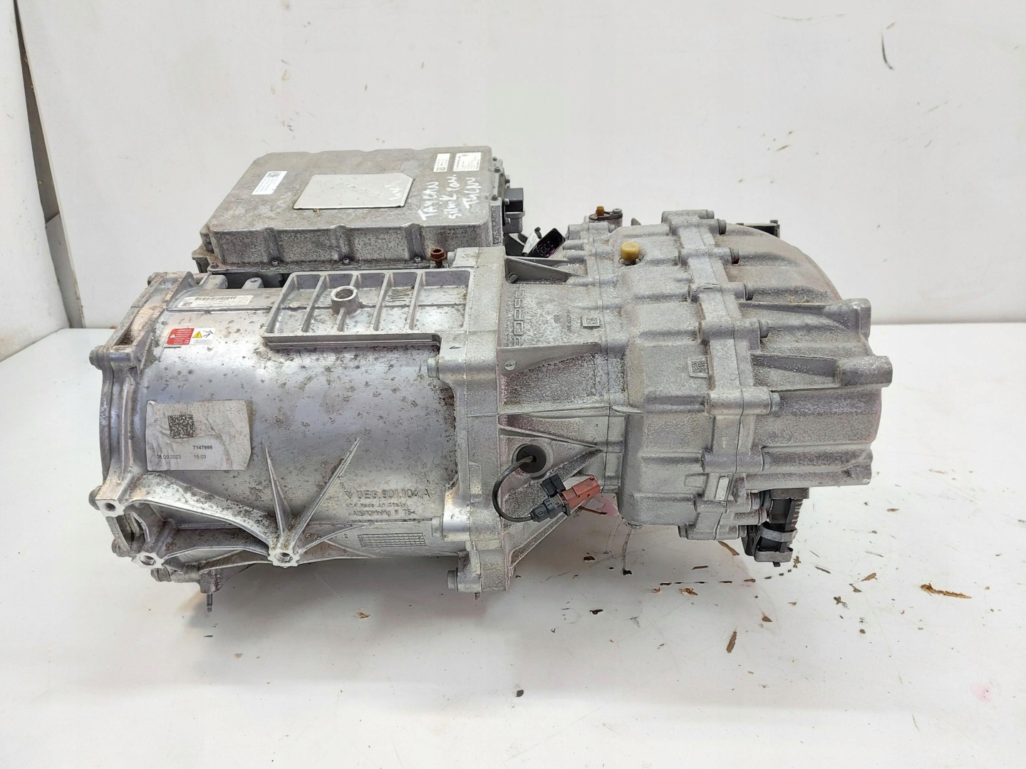 Porsche Taycan GTS 9J1 2023r engine electrical rear part 0ME300043B