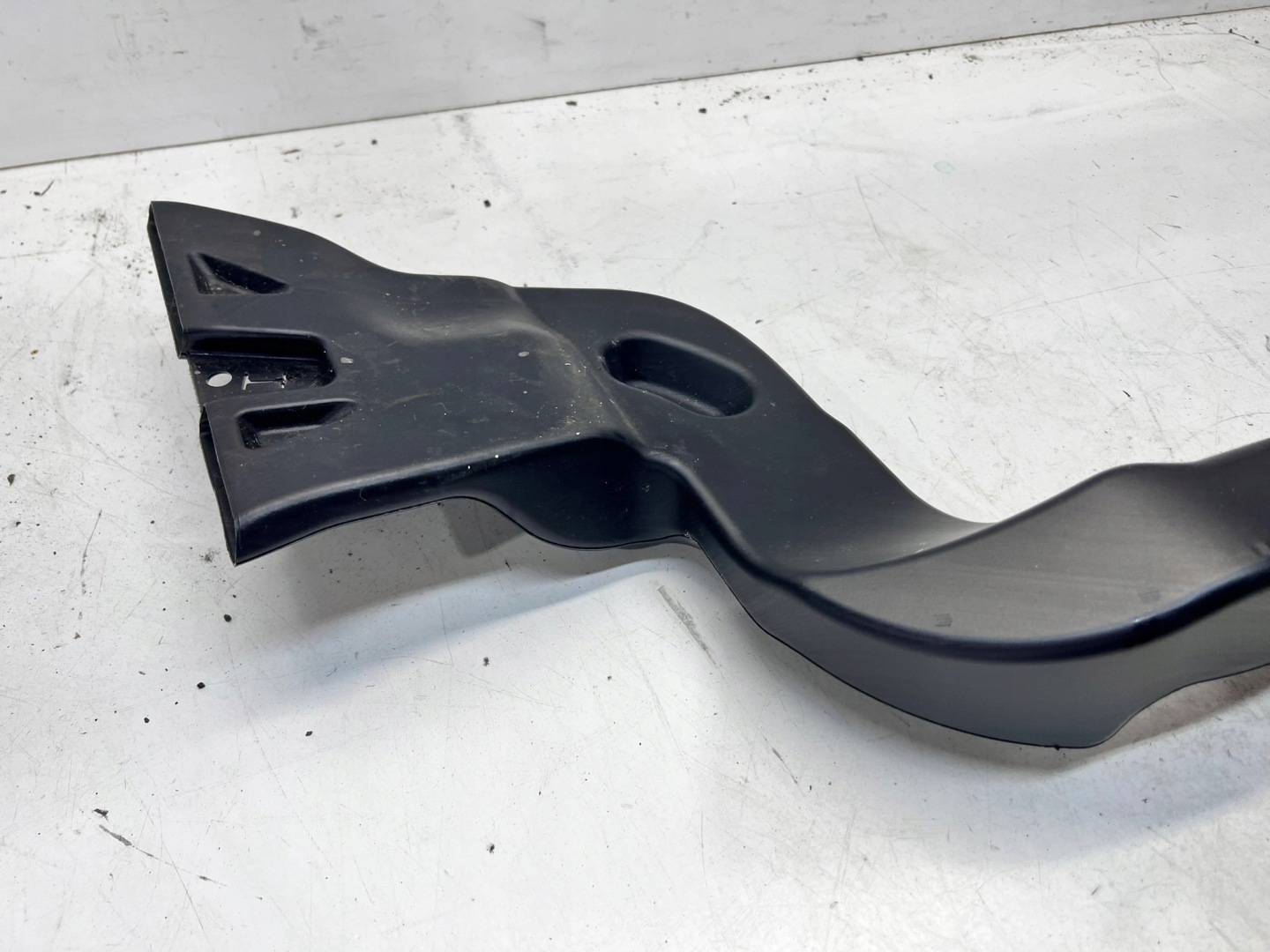 drain POWIETRZNY left AUDI Q4 E-TRON 1EA819801