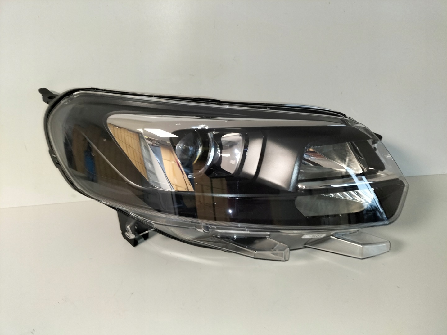 light front reflektor right OPEL ZAFIRA D 19- VIVARO C 19- XENON