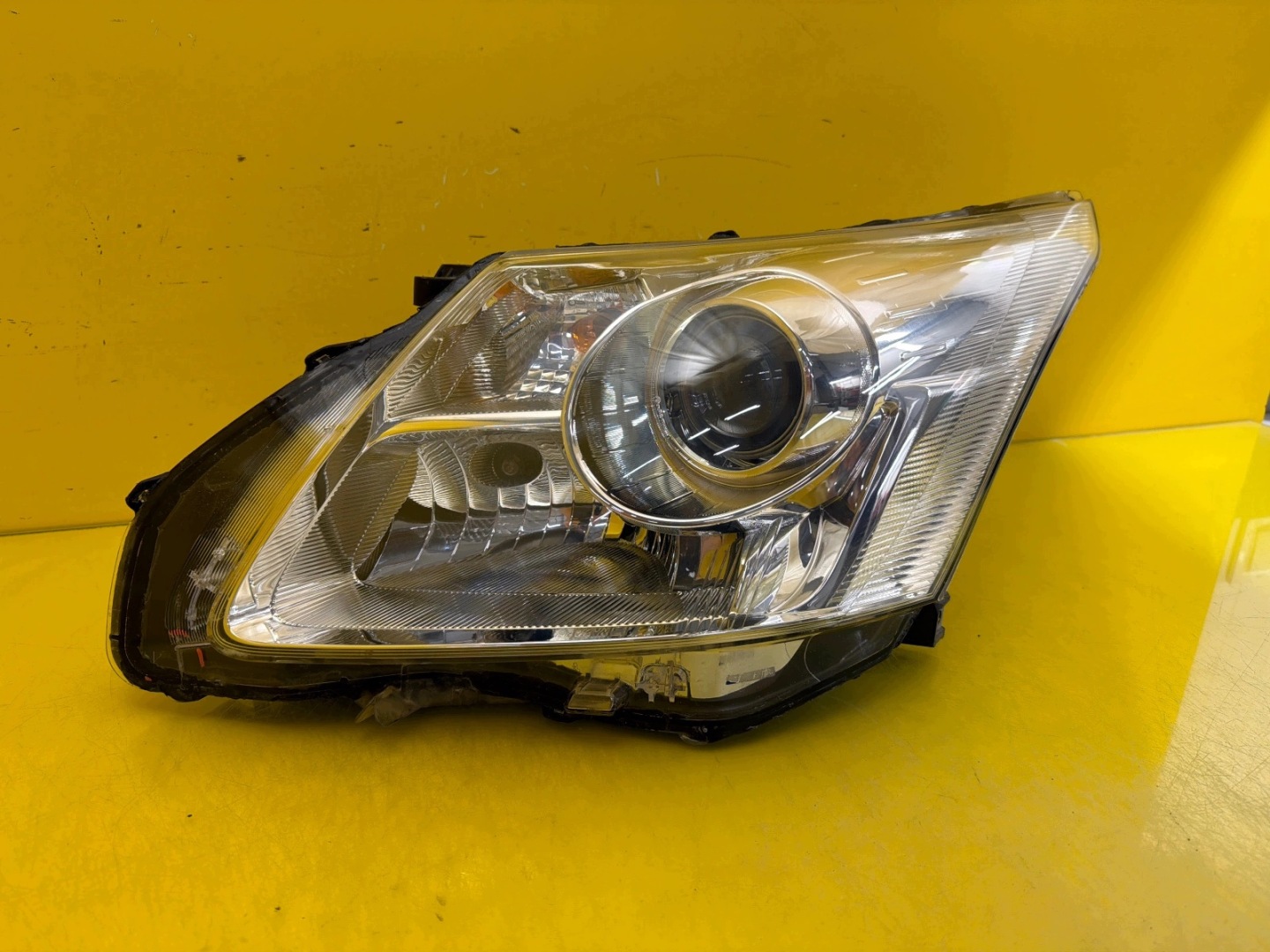 light left front Toyota Avensis T27 2009-2012 Zwykla