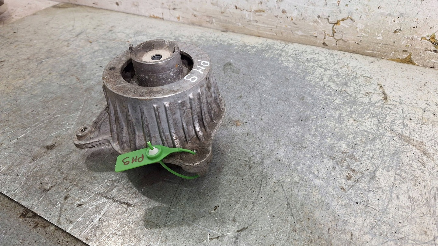 engine mount left A2132400500 MERCEDES W213