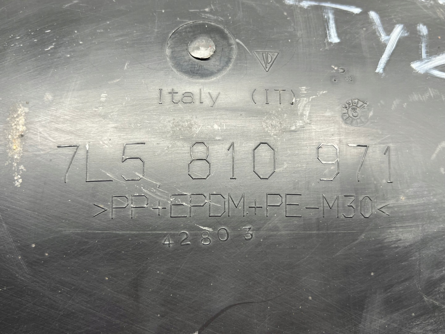 PORSCHE CAYENNE and rear. mudguard left rear part 7L5810971