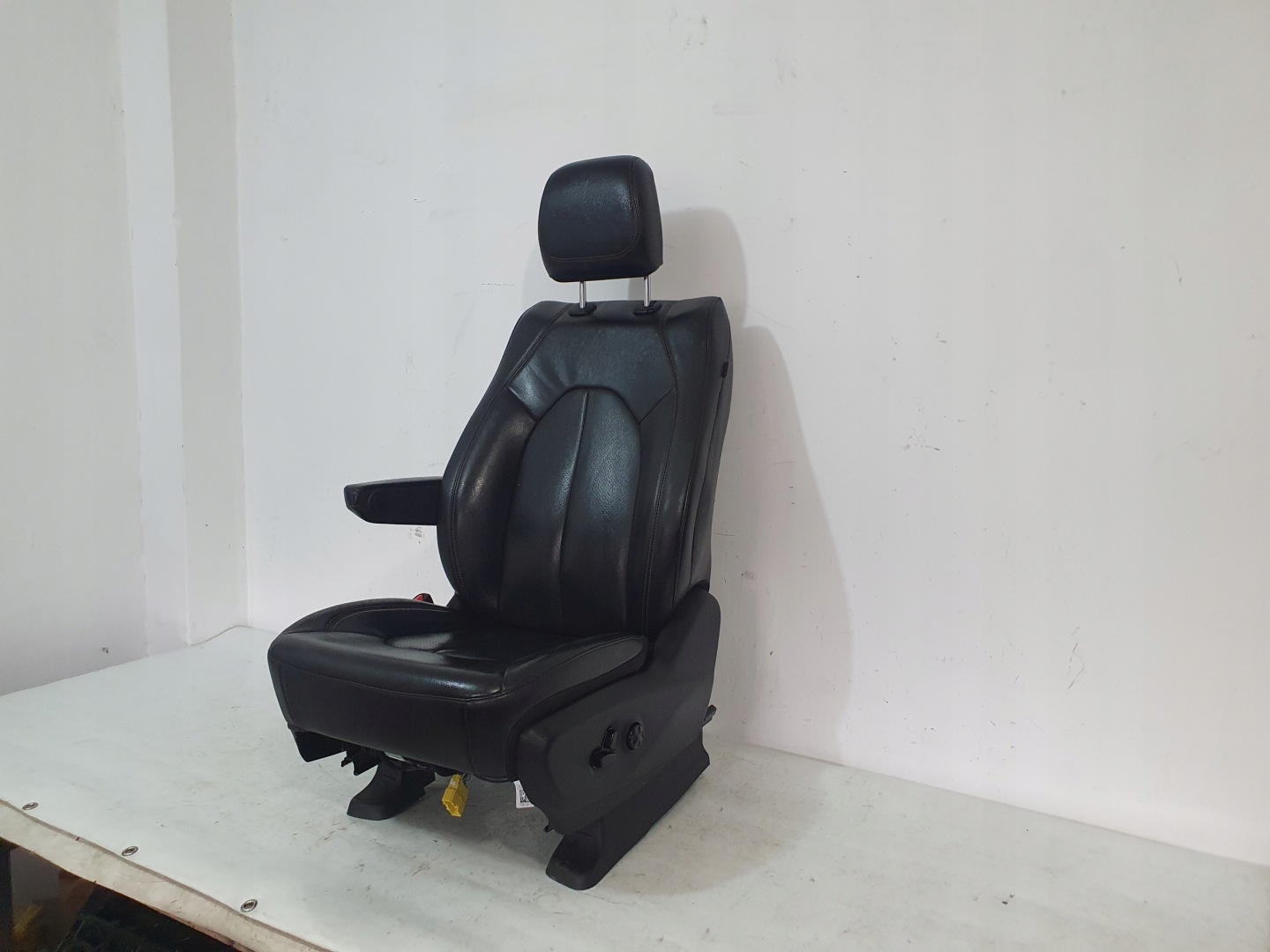 CHRYSLER PACIFICA II 16- seat left front leather airbag