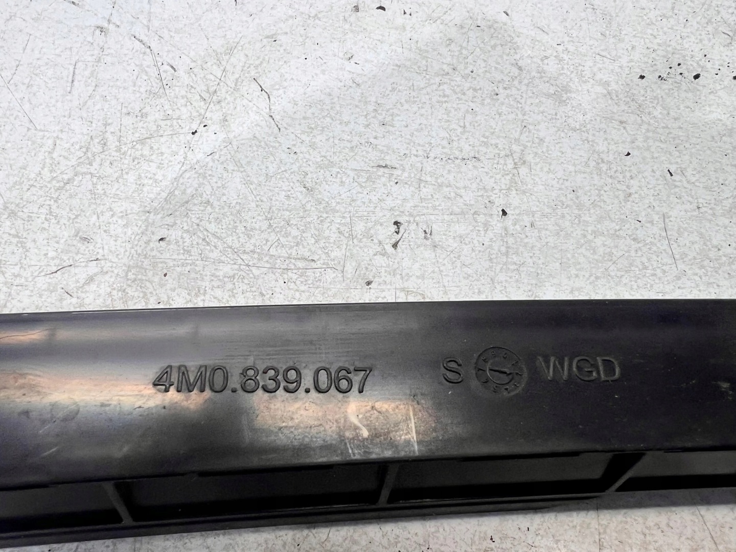 PROWADNICA windows left rear part AUDI Q7 4M 4M0839067