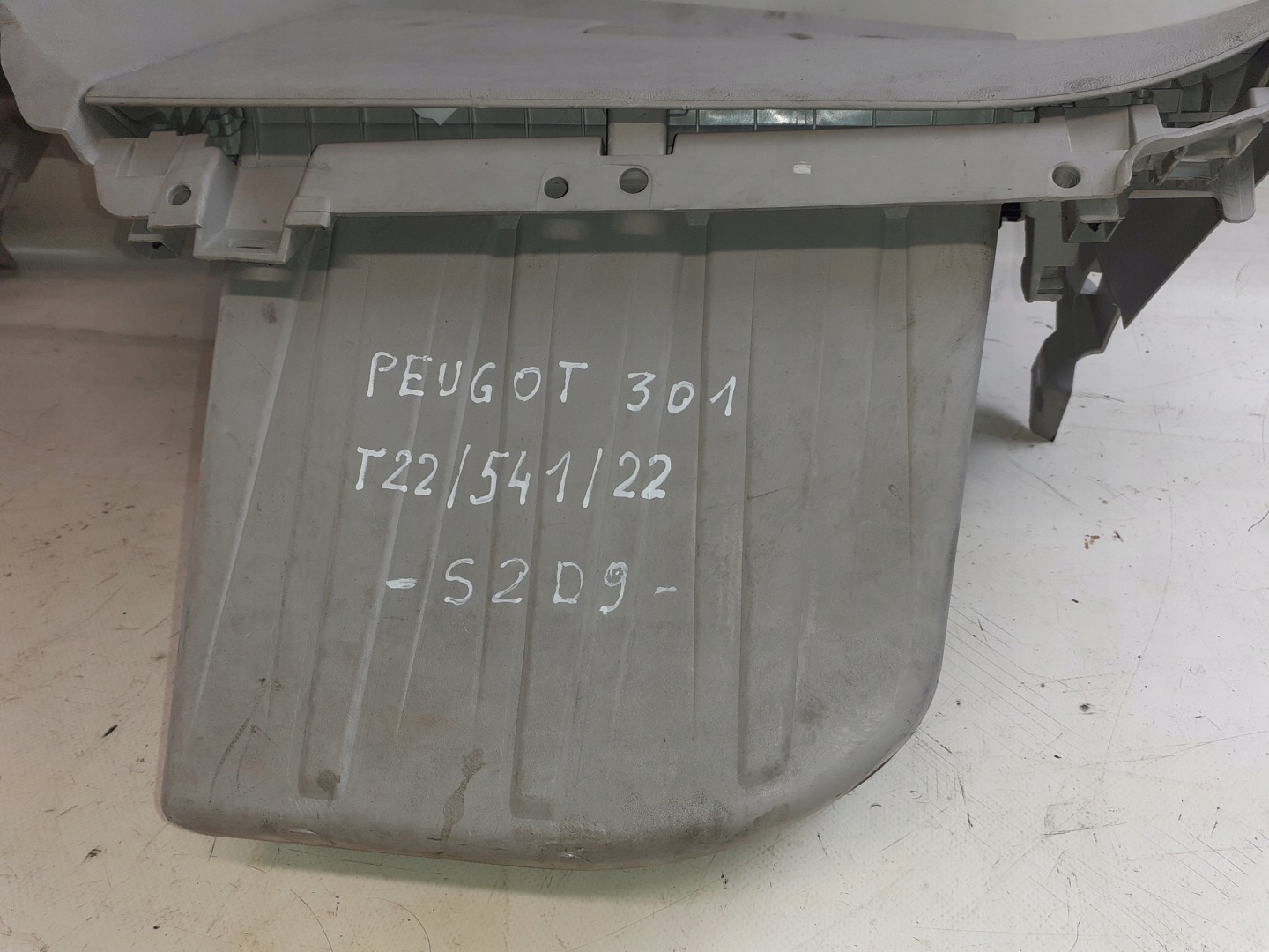 PEUGEOT 301 dashboard instrument panel console JASNA lower