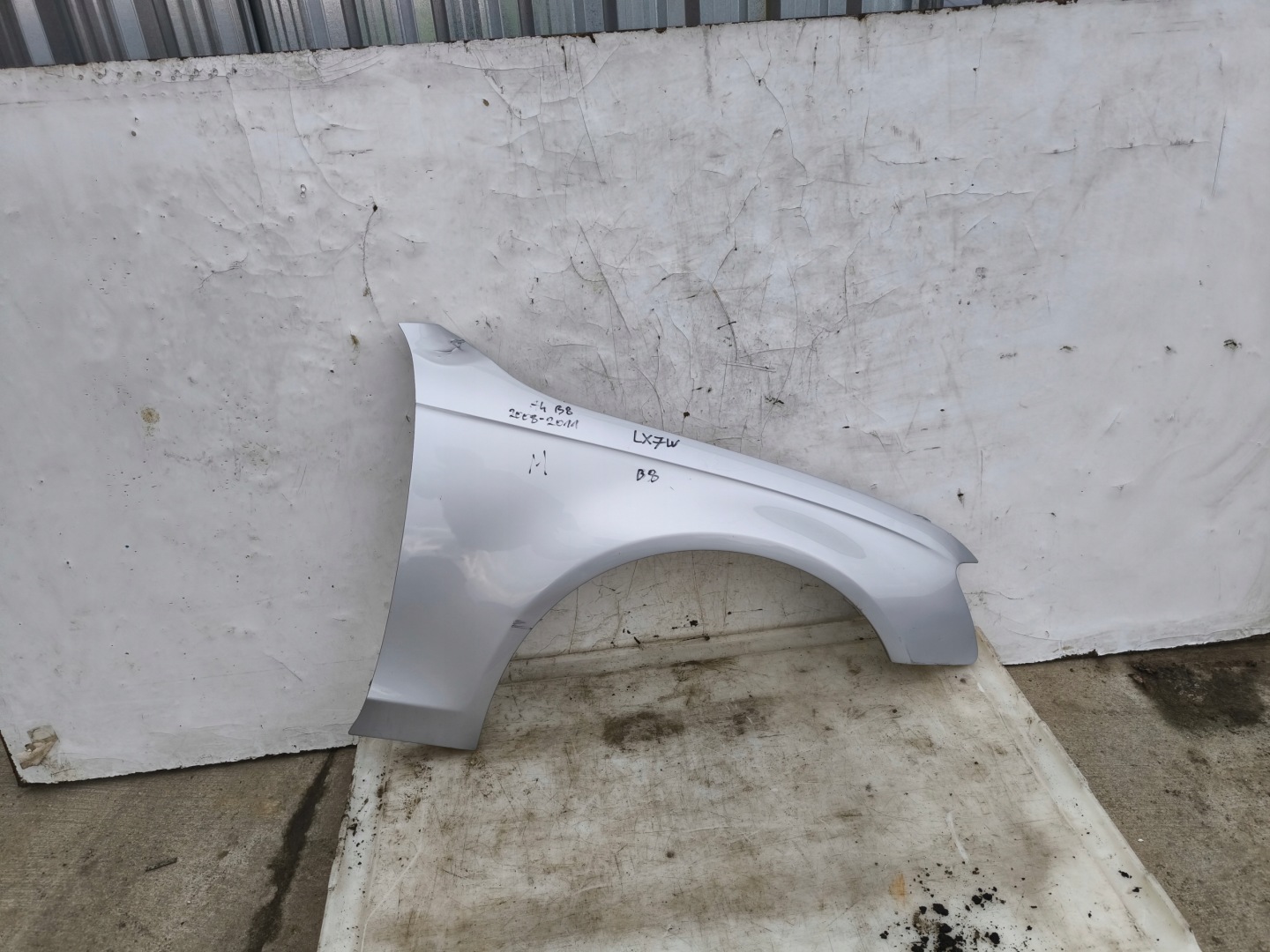 fender right front AUDI A4 B8 2008-2011 LX7W *****4