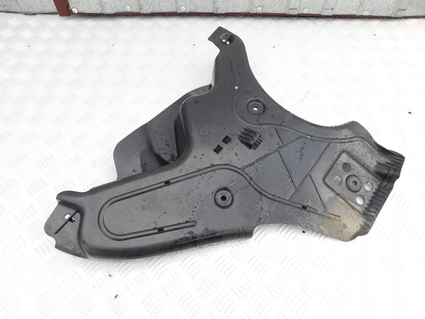 Mercedes Vito A447 Blende Abdeckung des Querlenkers links heck Original A4478890300