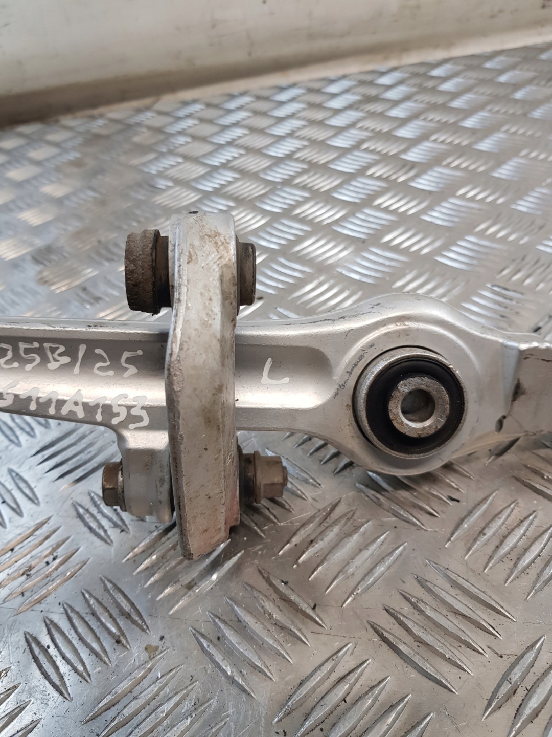 rameno dolní levý předek AUDI A6 C5