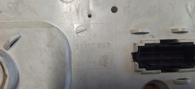 budíky VW PASSAT B3 81117657