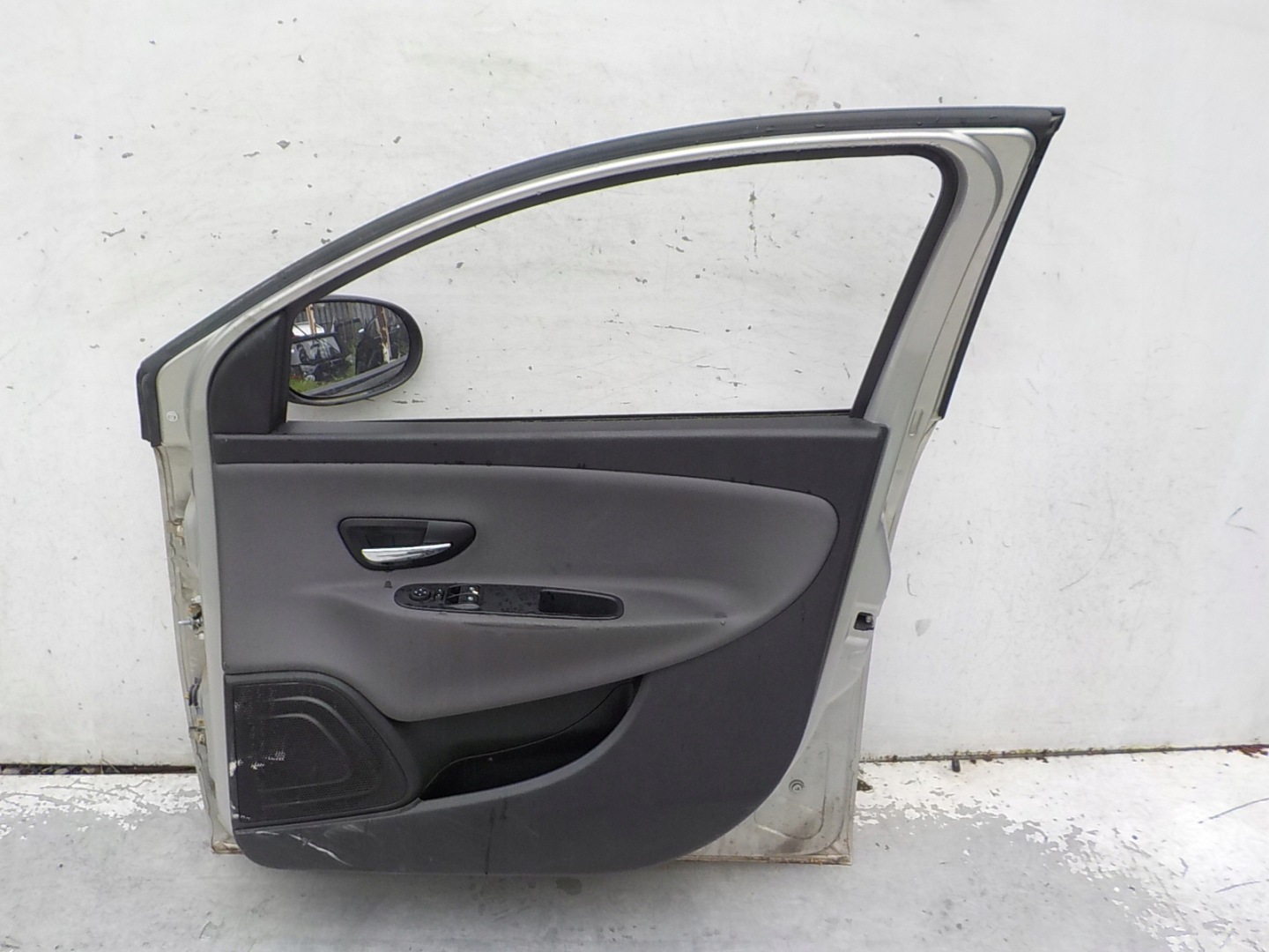 373 CHRYSLER YPSILON door right front front
