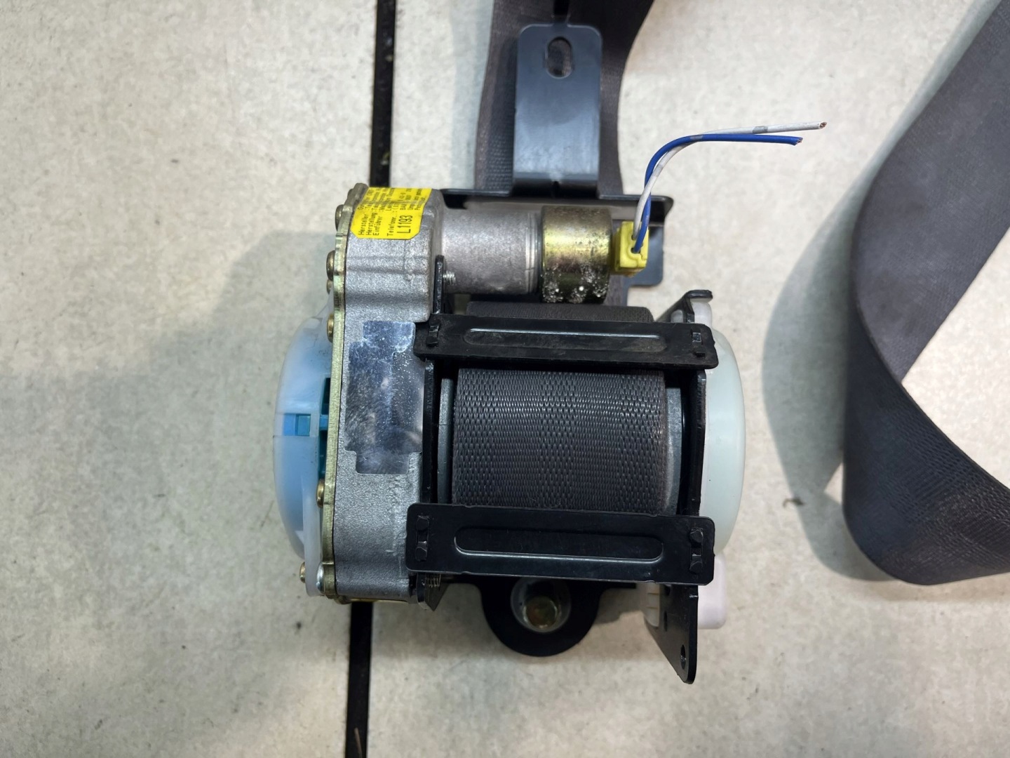 tension belt safety left front MAZDA MPV 2.0 D