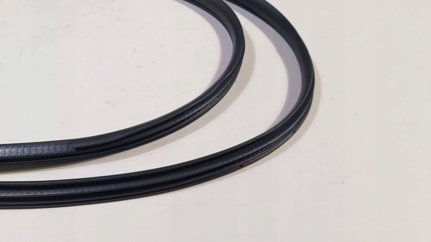 rubber gasket right door przednich front prawych Ford Explorer V 2016