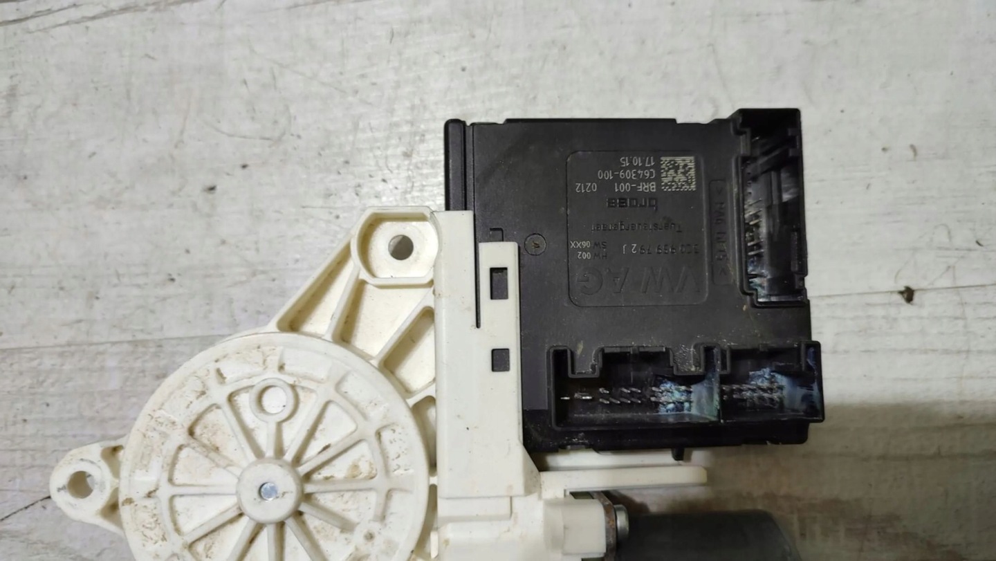 Volkswagen Tiguan Lift 5N0 front side right mini motor windows