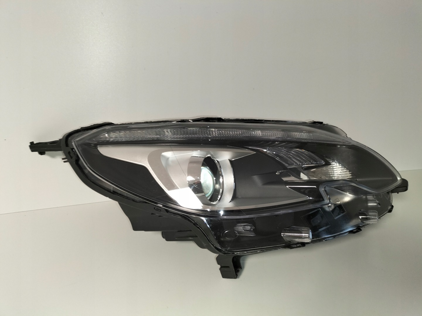 light front reflektor right PEUGEOT 2008 and LIFT 16-19