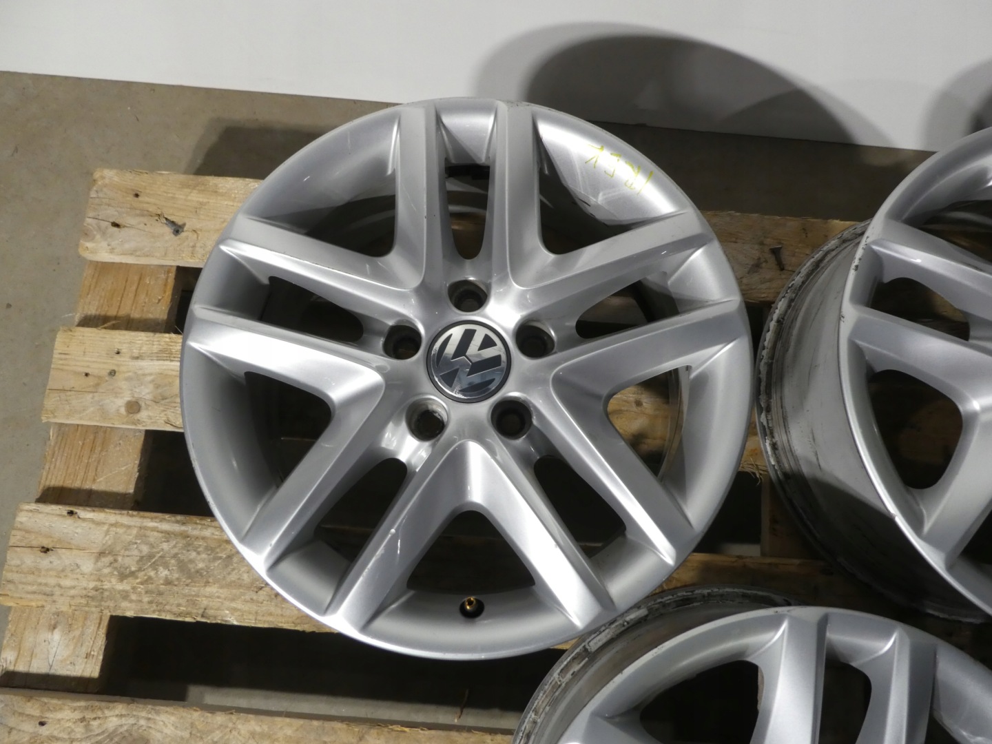 4X CERCHI DI ALLUMINIO CERCHI RUOTE 5N0601025 VW 5X112