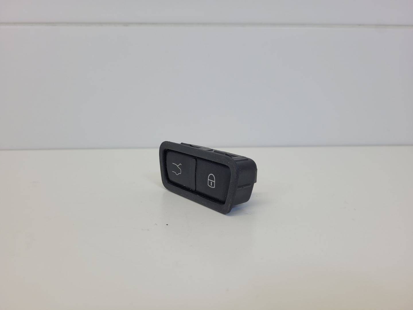 Bouton pour l’ouverture du capot Alfa Romeo Stelvio 2017 156129212