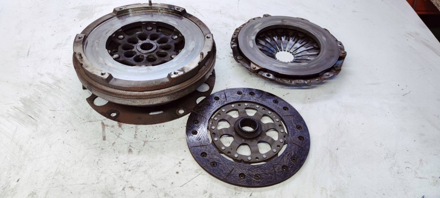 clutch wheel DWUMAS AUDI A4 A5 1.8 0B1105266AA *4