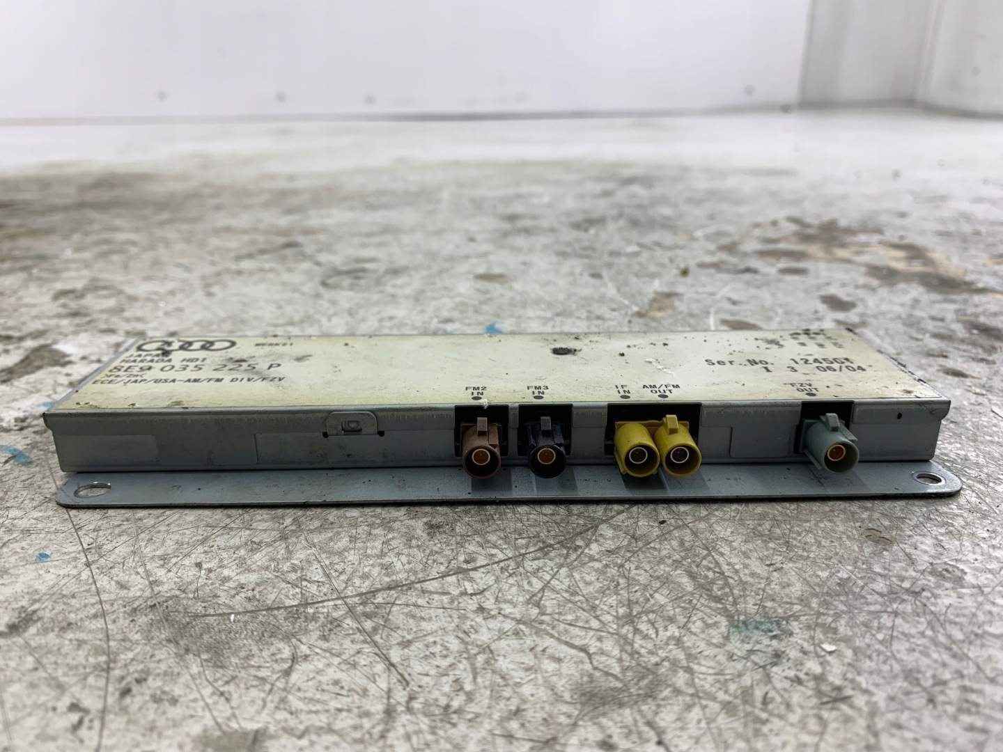 AUDI A4 B6 B7 antenna amplifier 8E9035225P