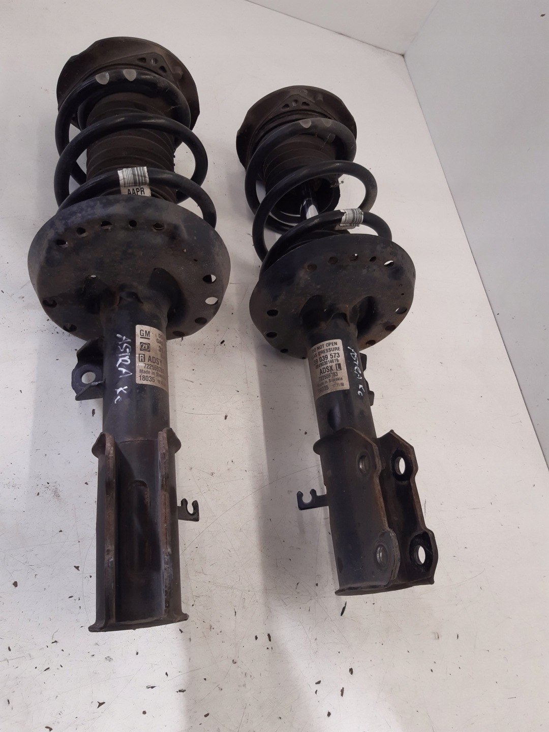shock absorbers springs front para 39039573 Opel Astra K