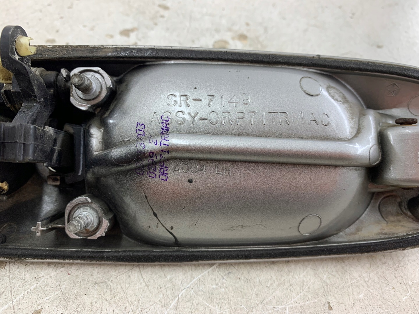 CHRYSLER VOYAGER IV handle exterior left front SREBRNA