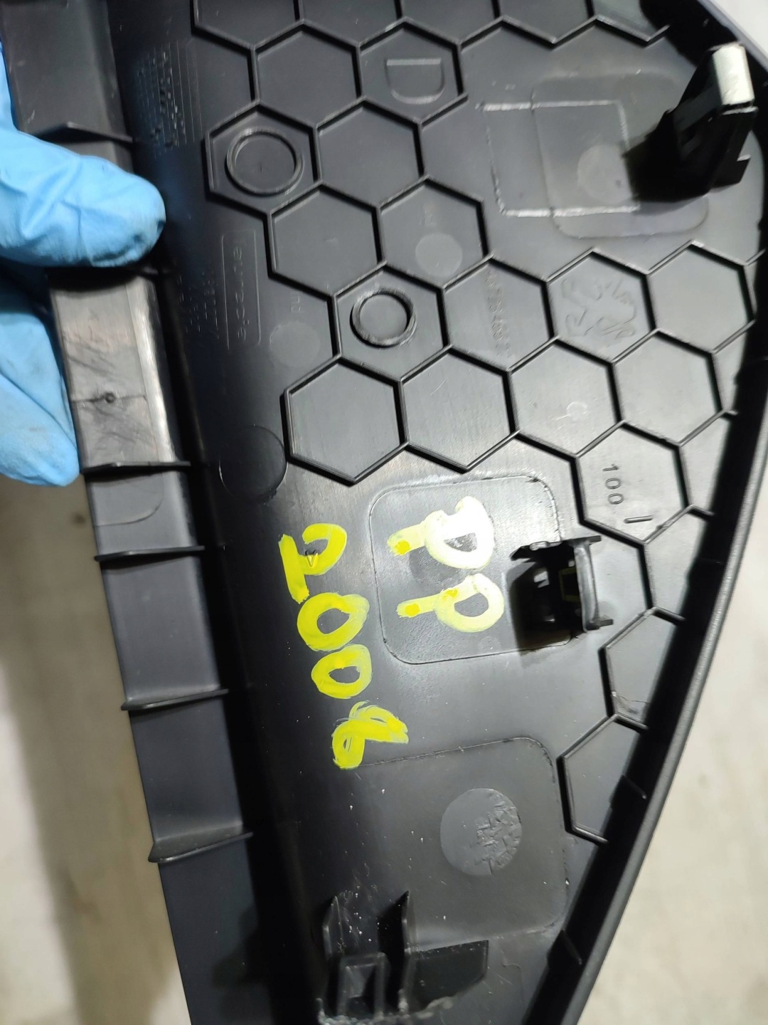 Peugeot 2008 and 2018 front side right cover of the dashboard