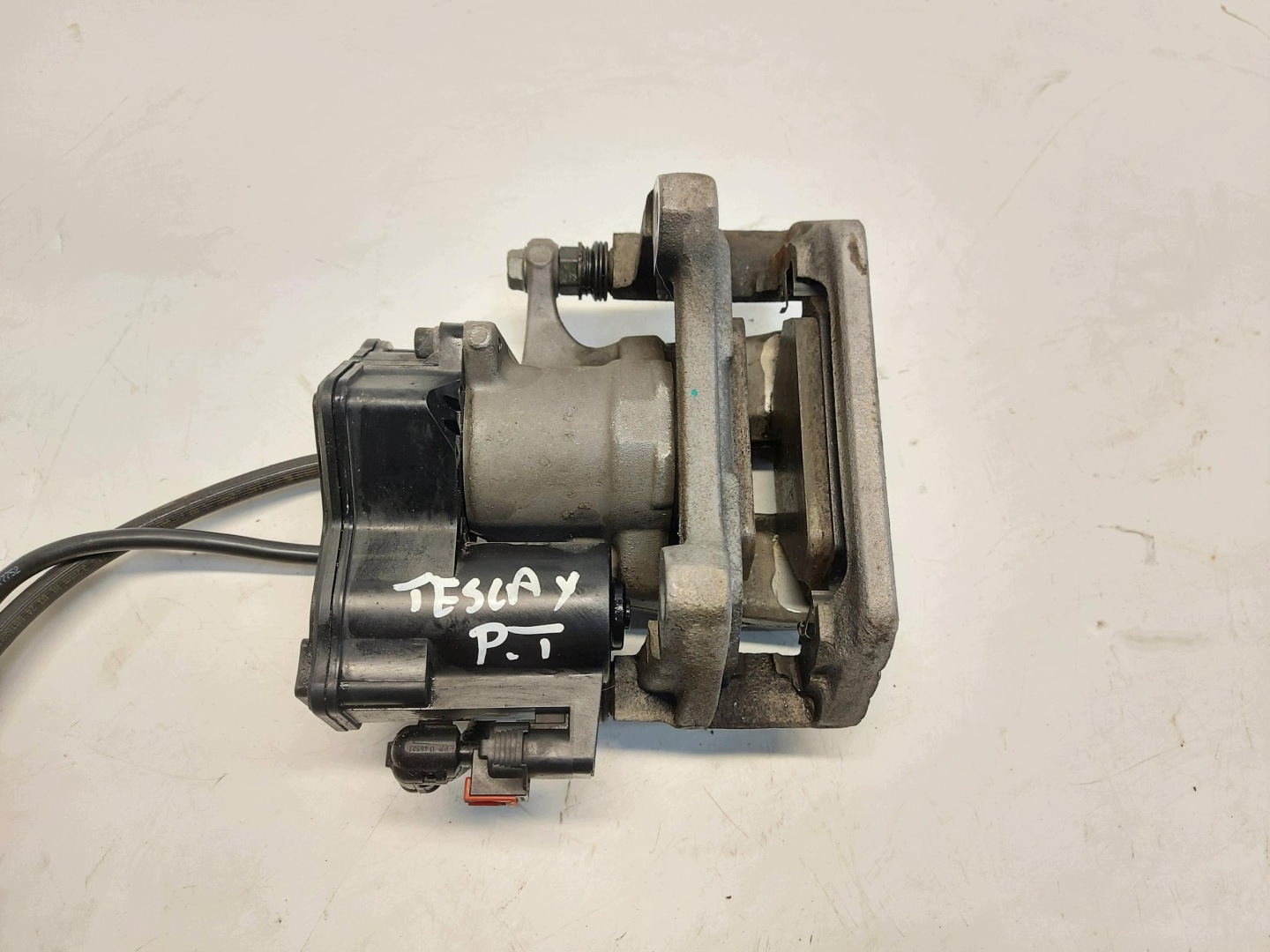 TESLA MODEL Y 2024r caliper brake right rear part 1044626-00-C