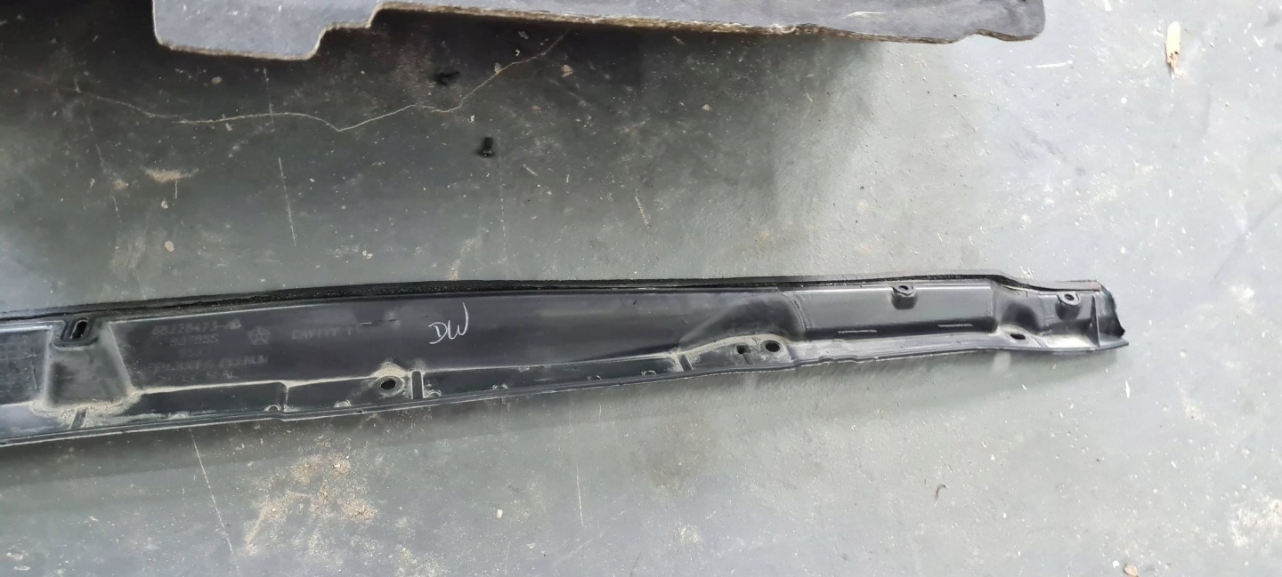 Chrysler Pacifica 2022 cover TERMICZNA under the window torpedo 68225646AF