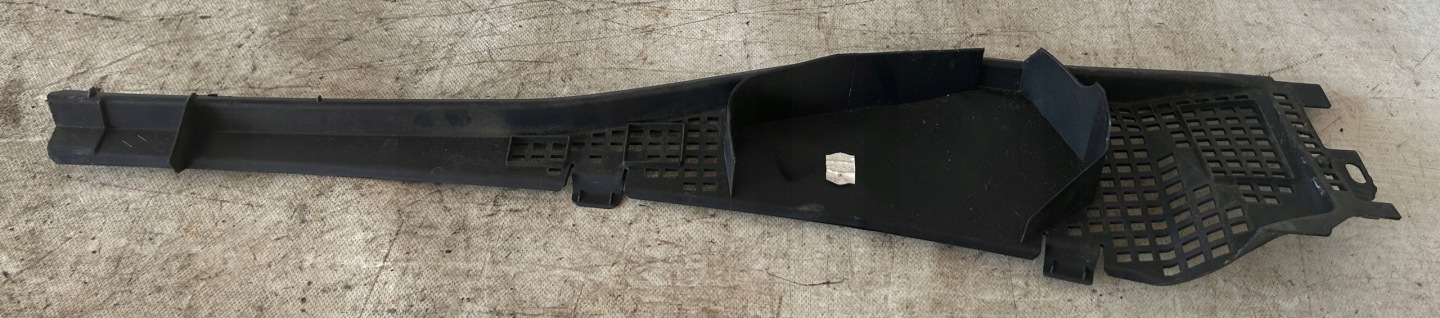 grid under the window left DACIA DUSTER and 82008254572