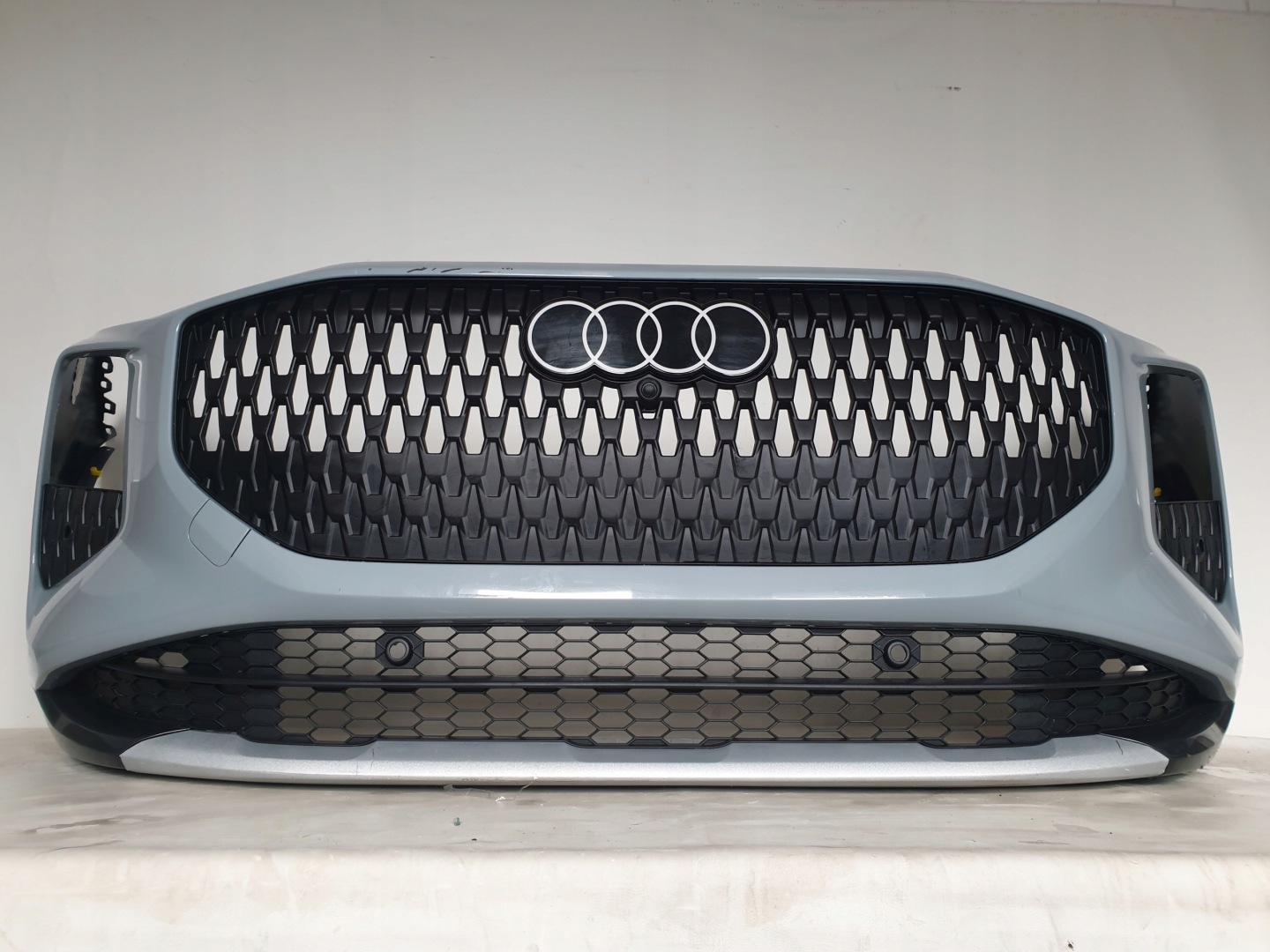 AUDI Q3 III 83H 25-> bumper front front 6 x PDC 83H807437