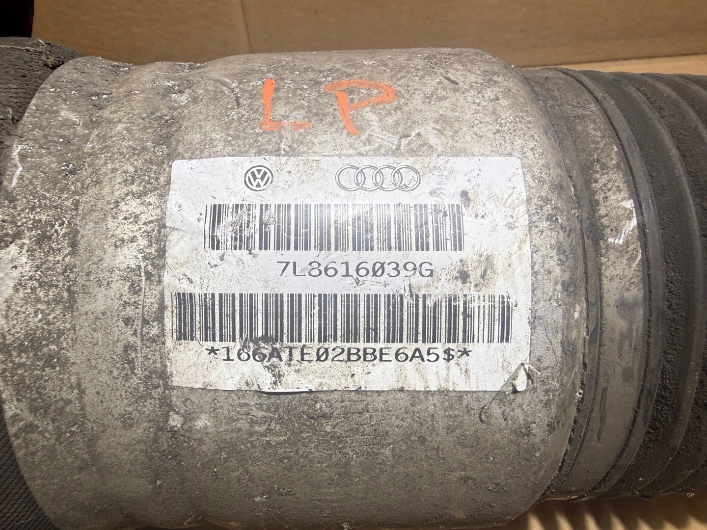 AUDI Q7 4L shock absorber PNEUMATYCZNY left front front 7L8616039G