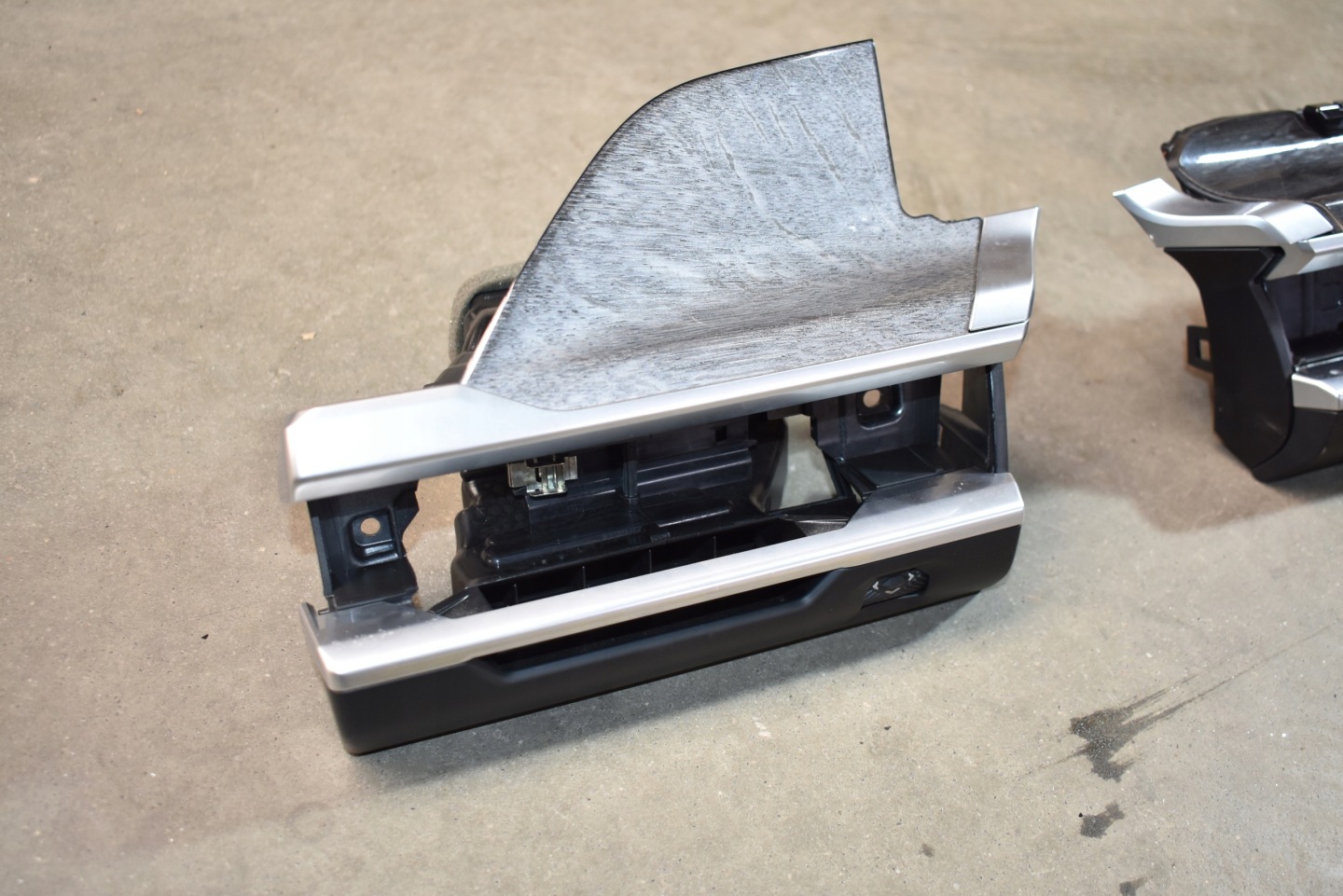 IDEALNA Moulage DECORY Console BMW G70 1