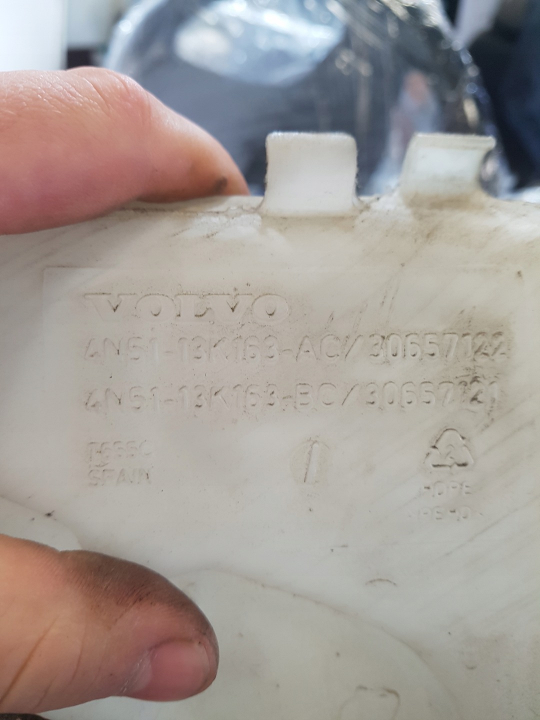 washer fluid tank VOLVO V50 4M51-13K163-AC