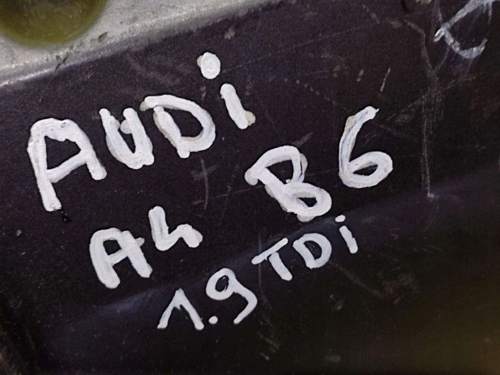 AUDI A4 B6 1.9 TDI Abdeckung der Ventile 038103475