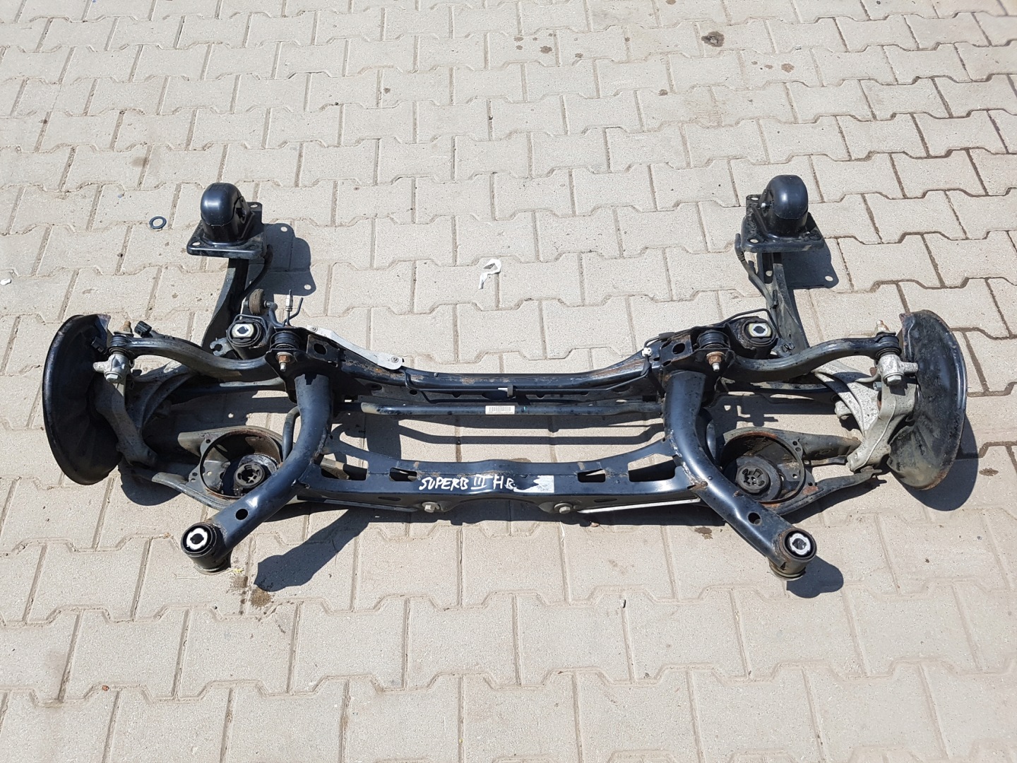 SKODA SUPERB III 3V Achsträger heck hinten rechts