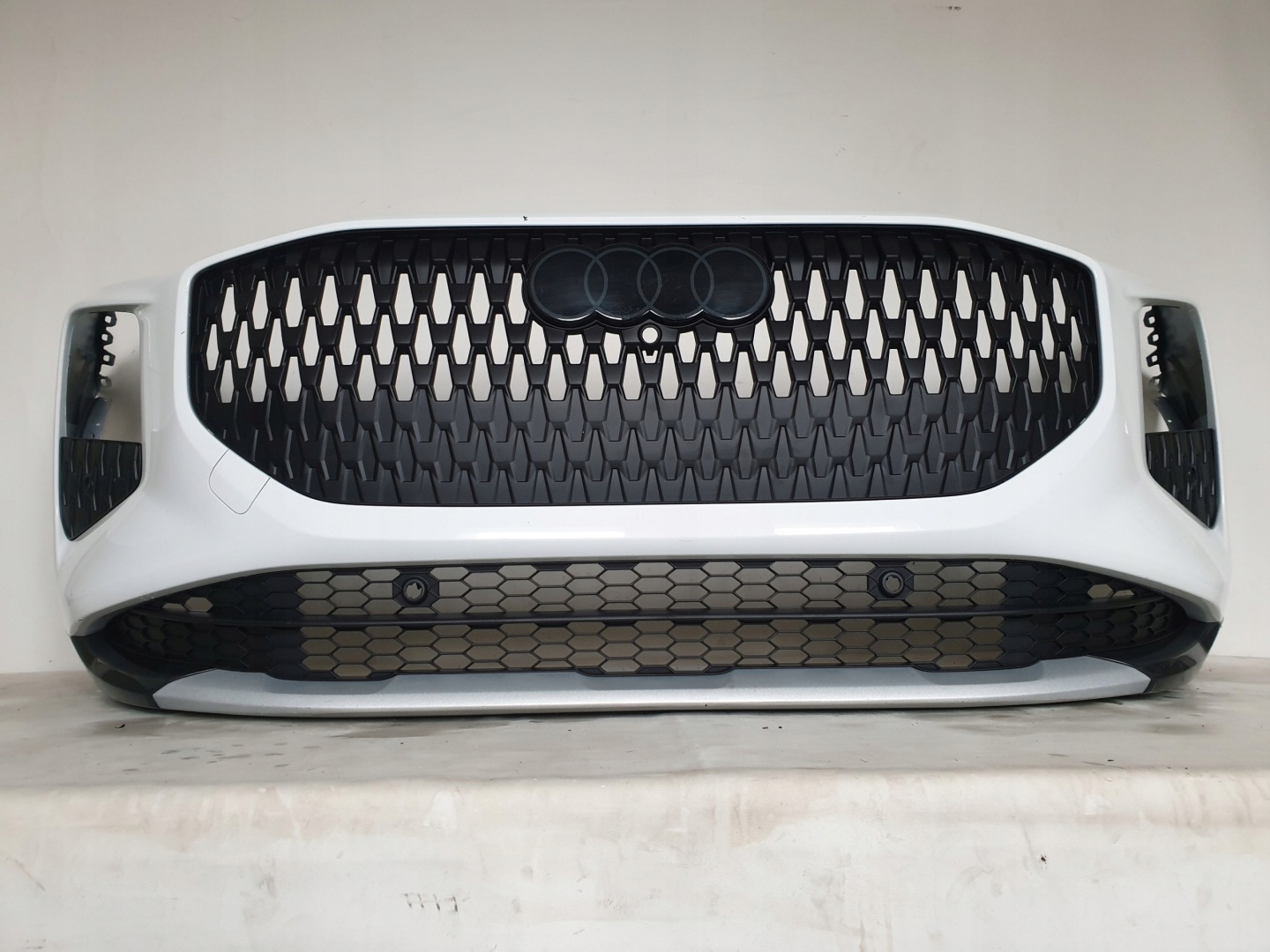 AUDI Q3 III 83H 25-> bumper front front 4xPDC 83H807437