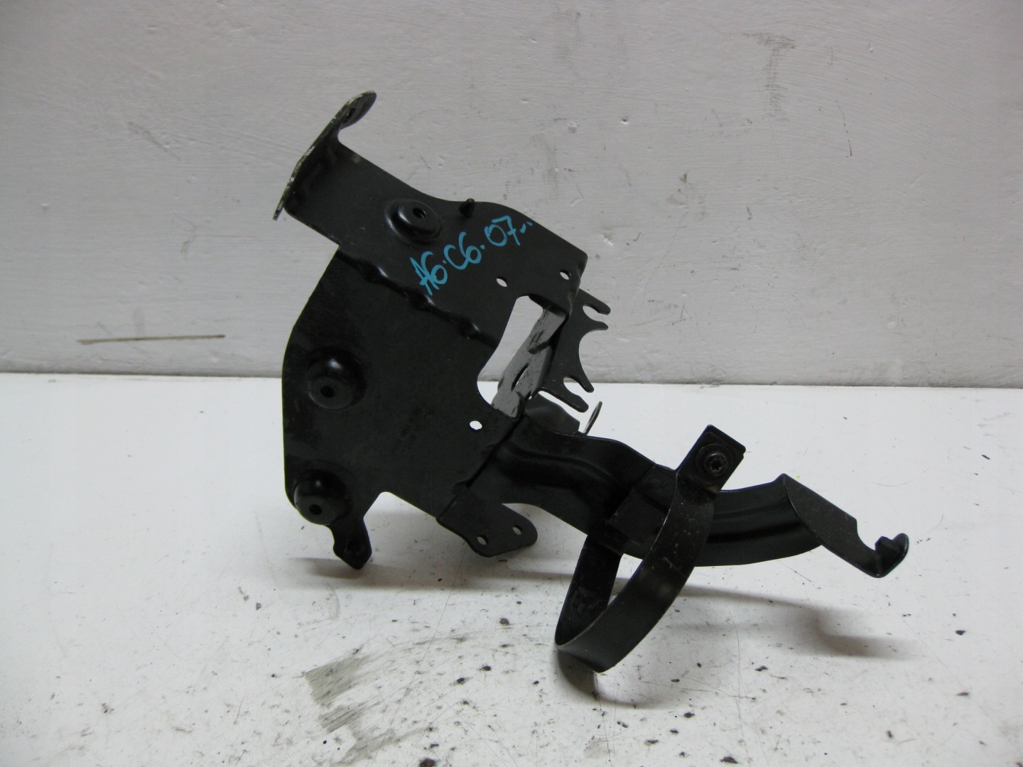 AUDI A6 C6 KOMBI 2.7 TDI 07R holder bracket POMPY ABS 4F0614119M