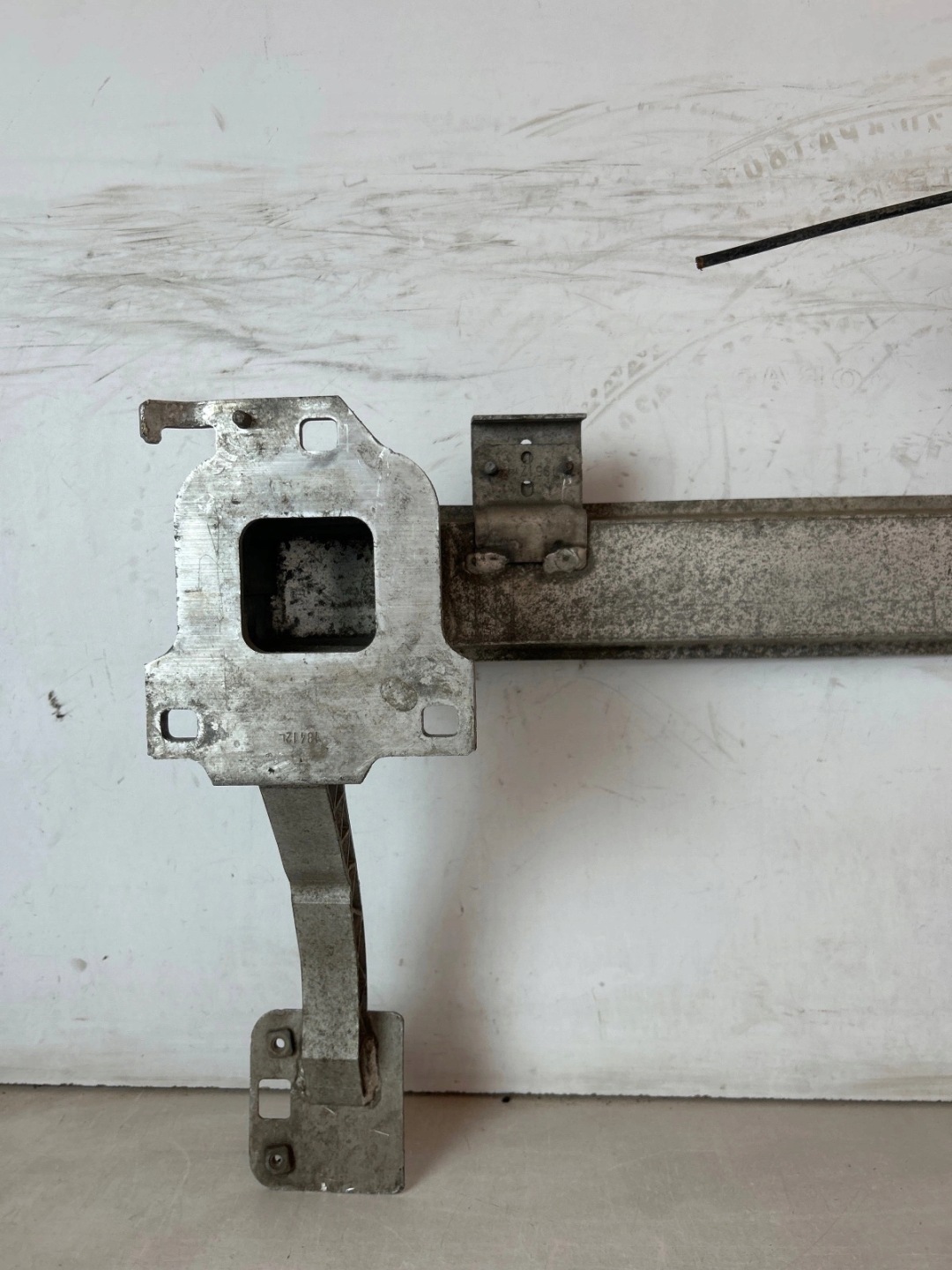 sider bar, wall front Peugeot 208 and