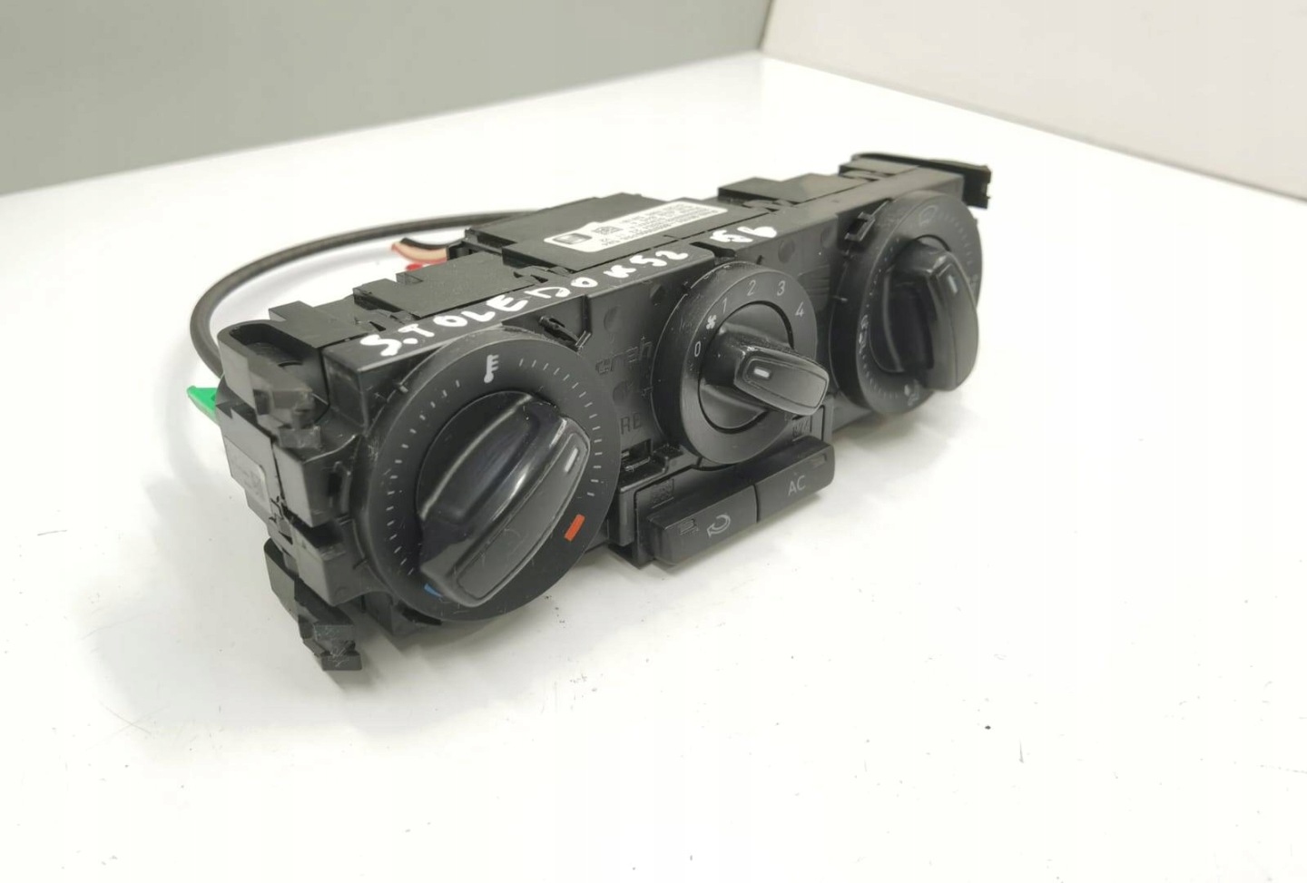 control panel of the air conditioning SEAT Toledo 4 KG 2013 6JA820045A