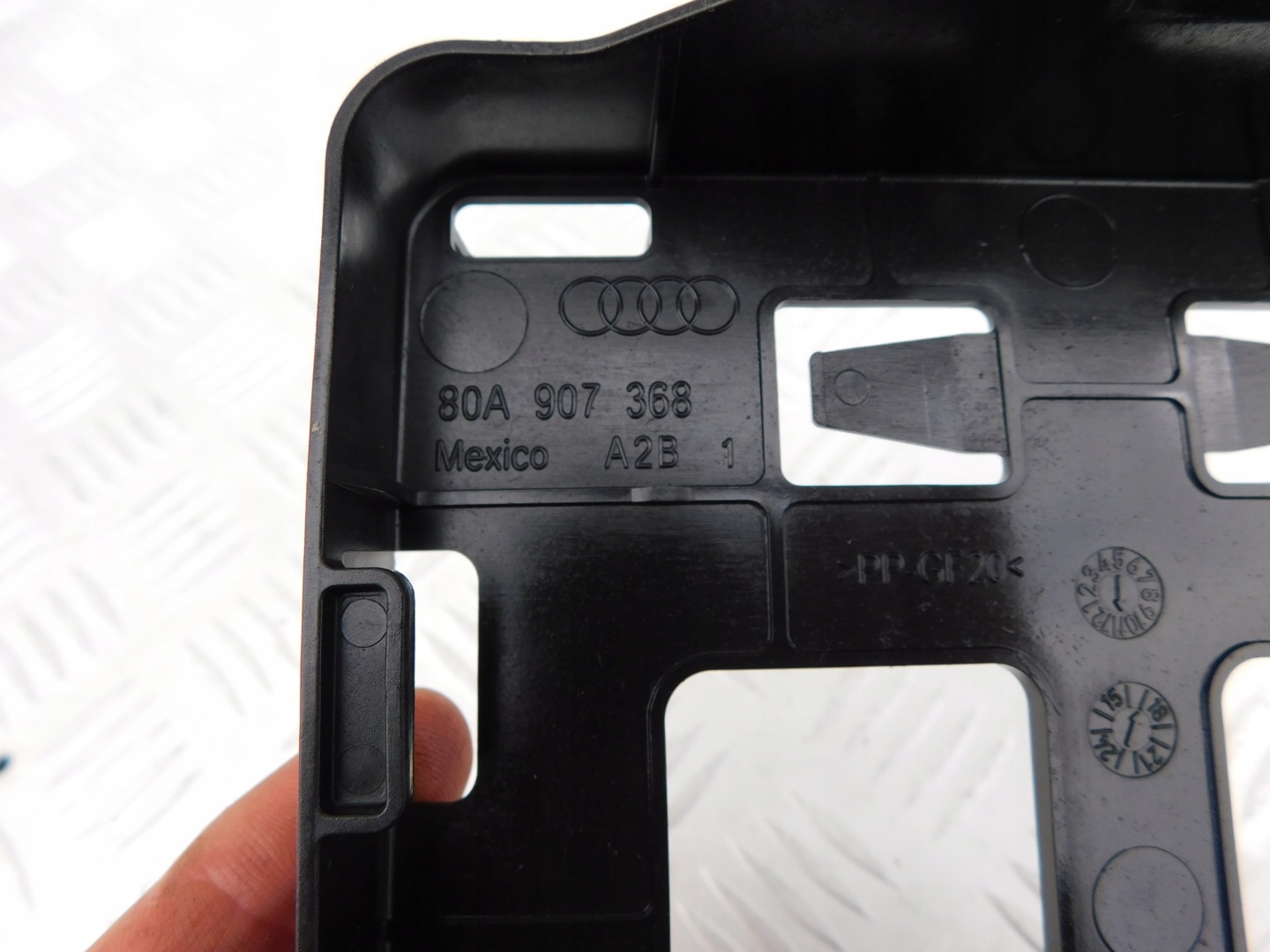Audi Q5 80A Poignée Support plaque Unité controle 80A907368