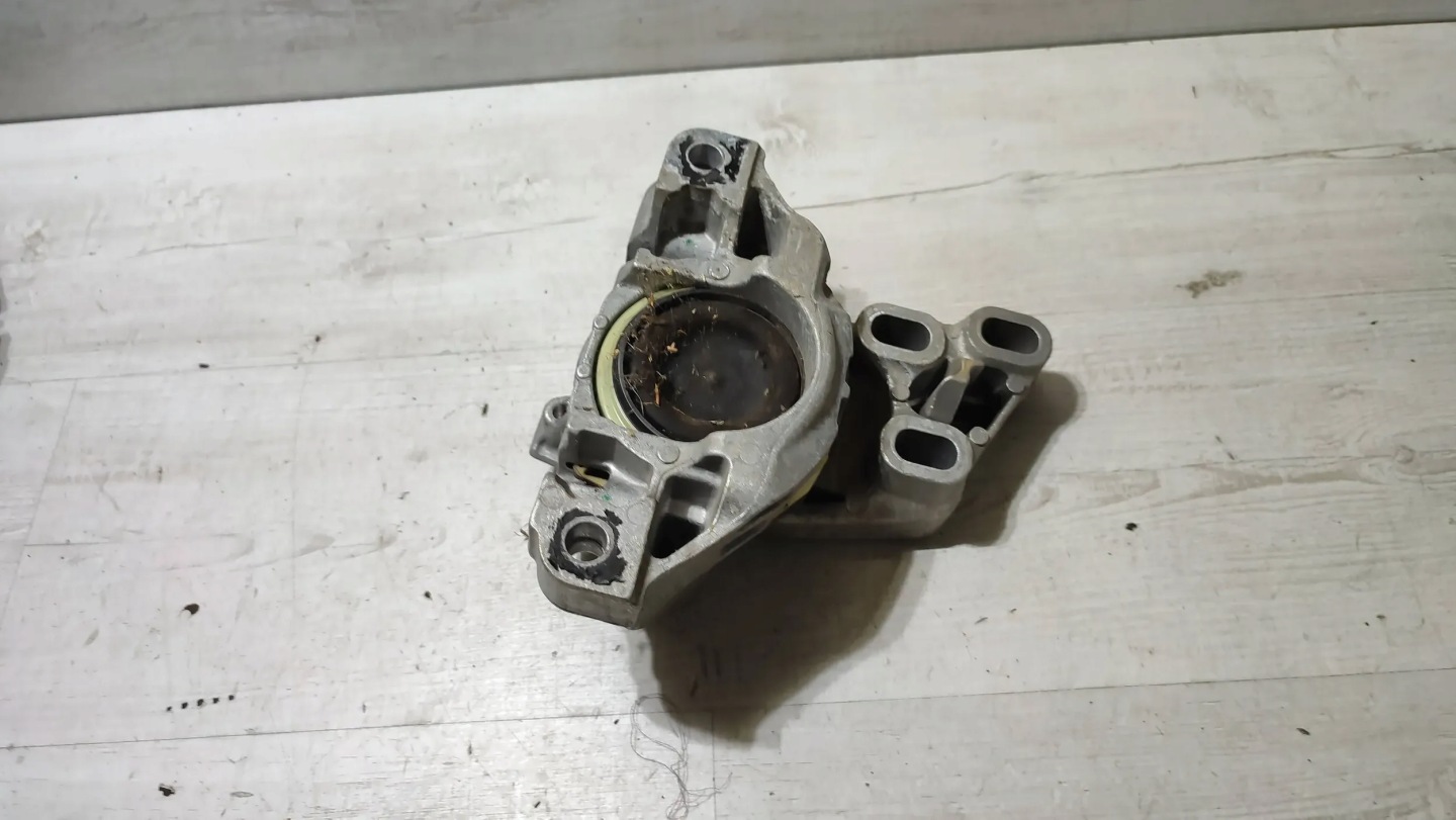 Mercedes-Benz CLA W117 14r. 2.2cdi console engine mount