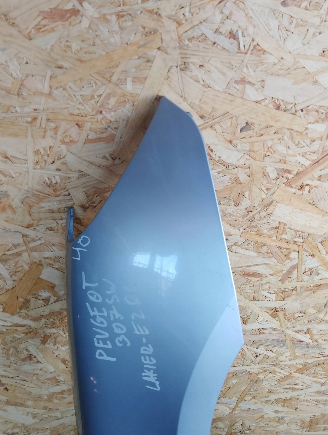blatník levý předek Renault Thalia kod lakieru LB08