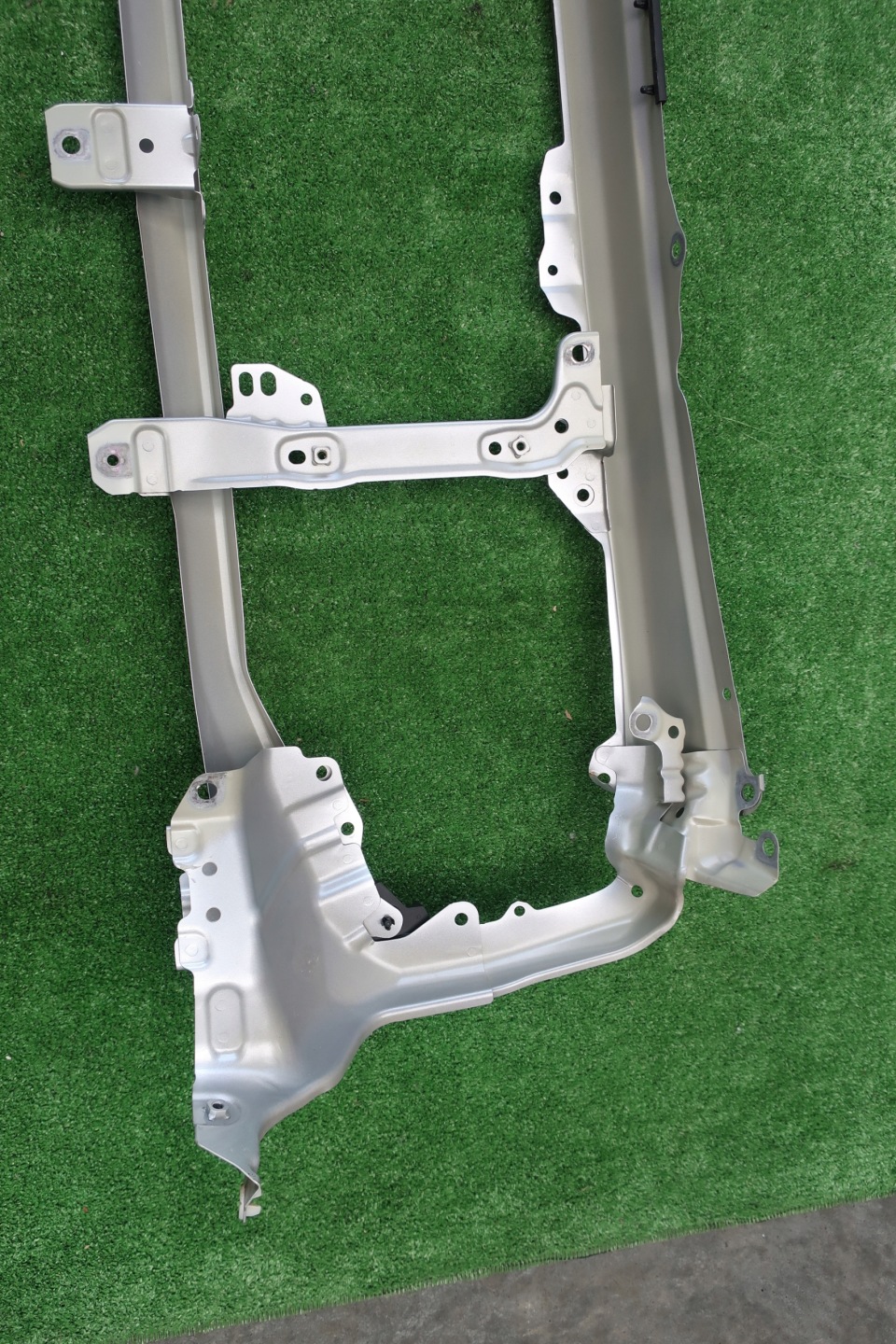 support panel for radiators OKULAR SUZUKI JIMNY original 2023r damaged POGIETY