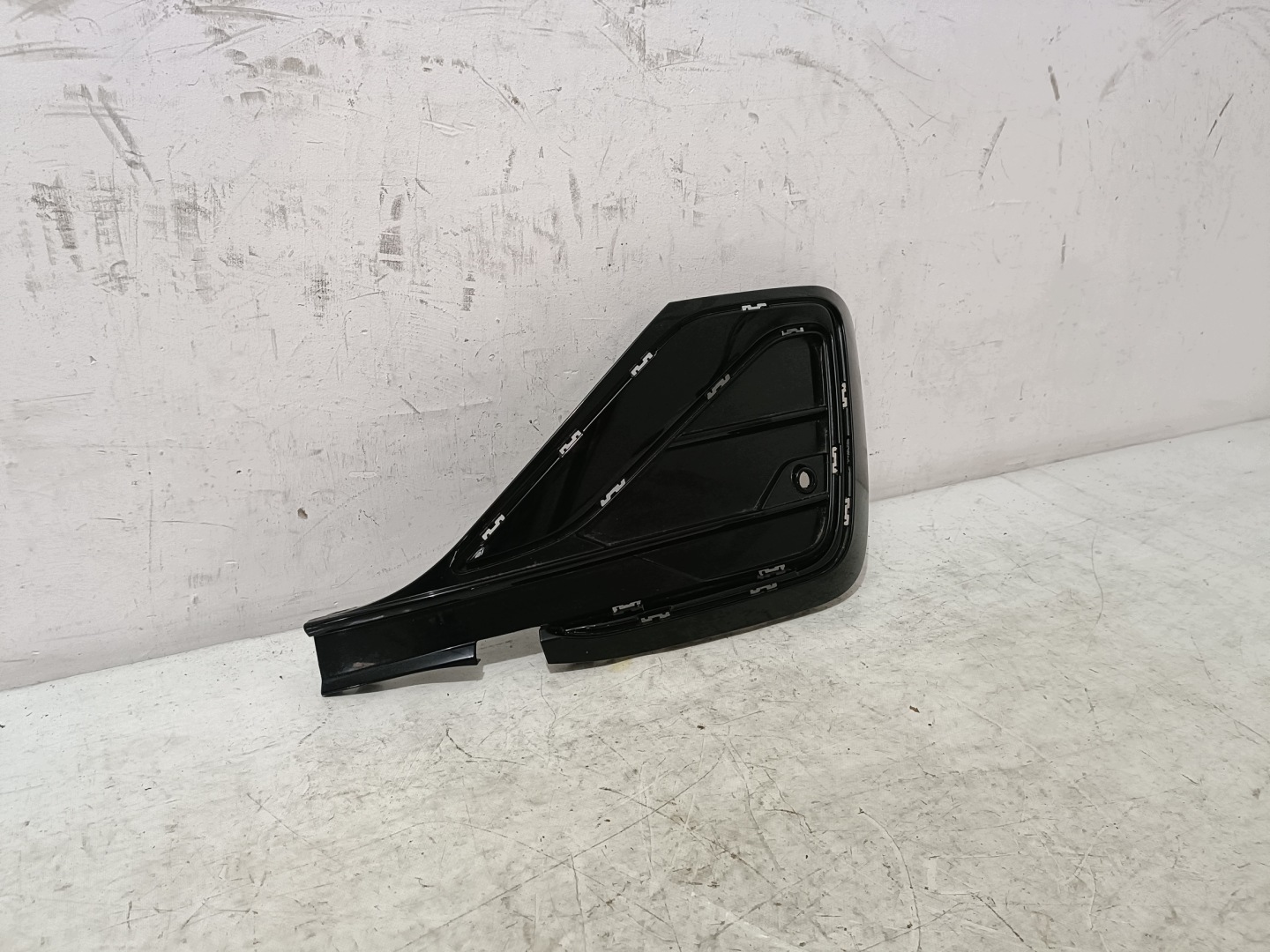 VW TIGUAN ALLSPACE grid W bumper right 5NN853666E