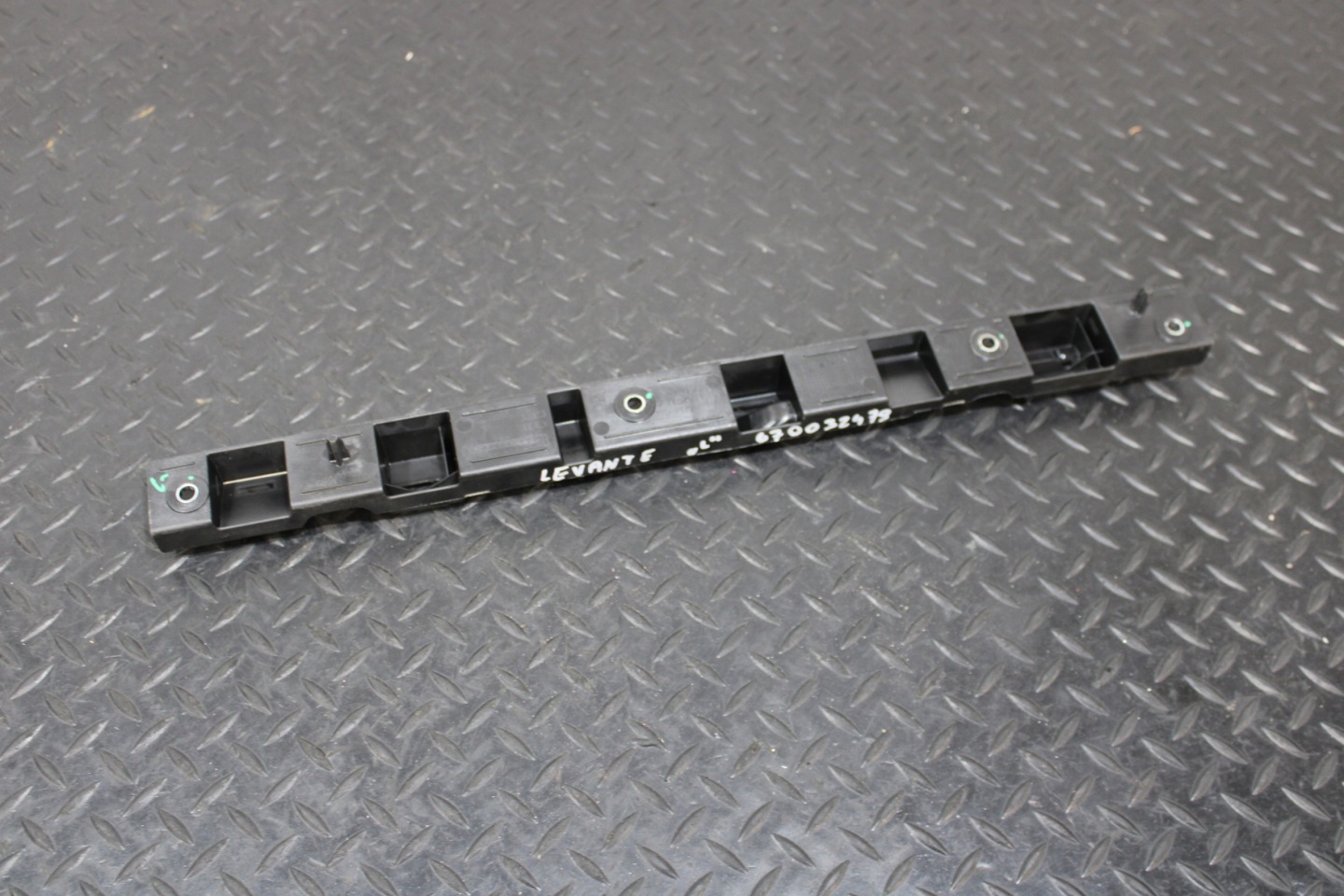 Support Support plaque Jupes Gauche MASERATI LEVANTE M161 670032479