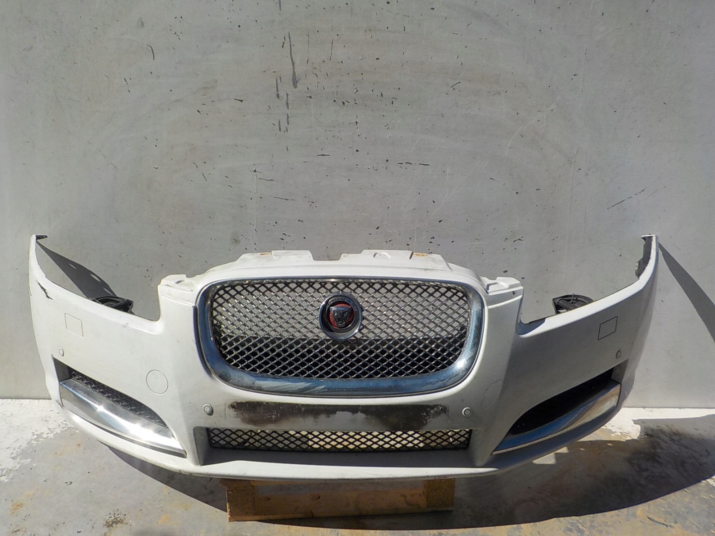 424 JAGUAR XF X250 bumper front front