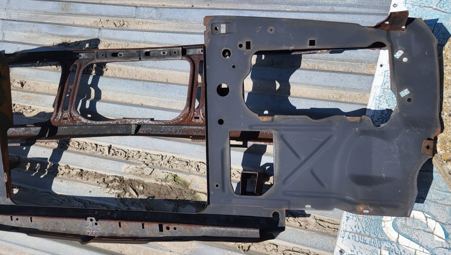pillar iron supports front console holder of a bumper BMW 5 E28